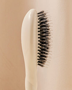 N.02 La Petite Brosse Démêlante & Soin l'Indispensable Blanc Crème
